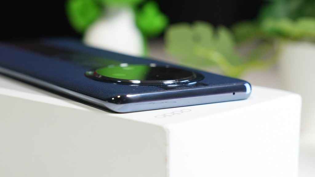OPPO F27 Pro+ is slim and lightweight