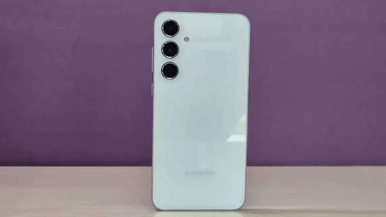 Samsung Galaxy A55 5G price drops to under Rs 25,000 on Amazon